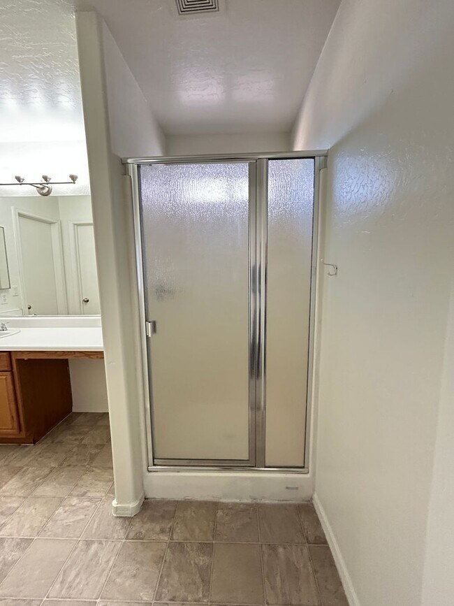 Building Photo - Brand new paint and carpet! 3 Bedroom 2 1/2 Bathroom, Close to Grand Canyon University