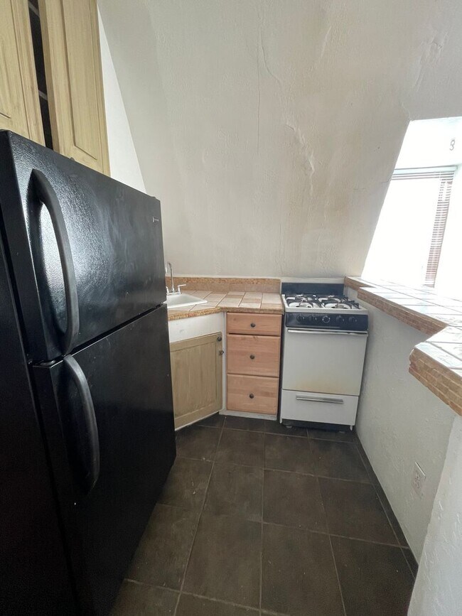 Building Photo - 1 Bedroom apartment with rooftop Balcony!