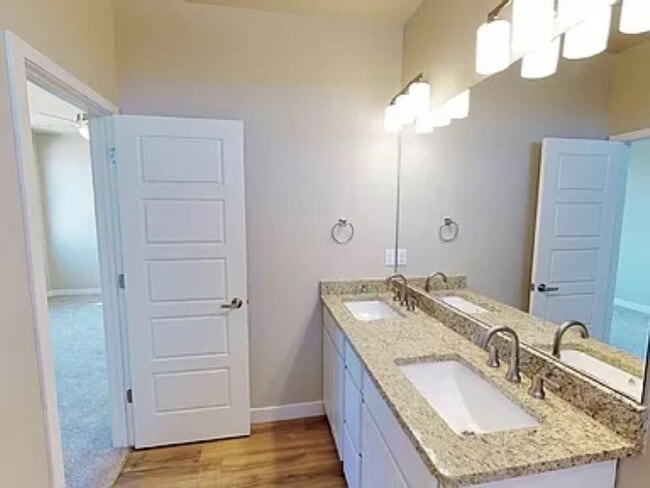 Building Photo - Beautiful Views