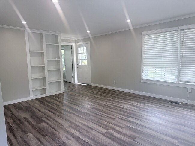 Building Photo - 1 bedroom, 1 bath, large back yard