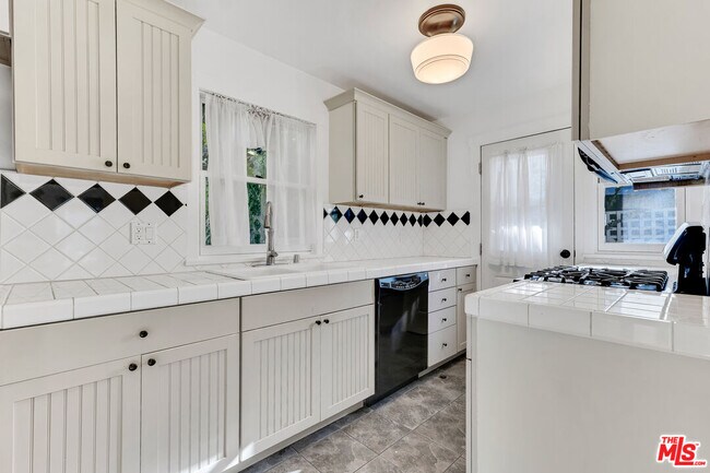 Building Photo - 6117 Glen Holly St