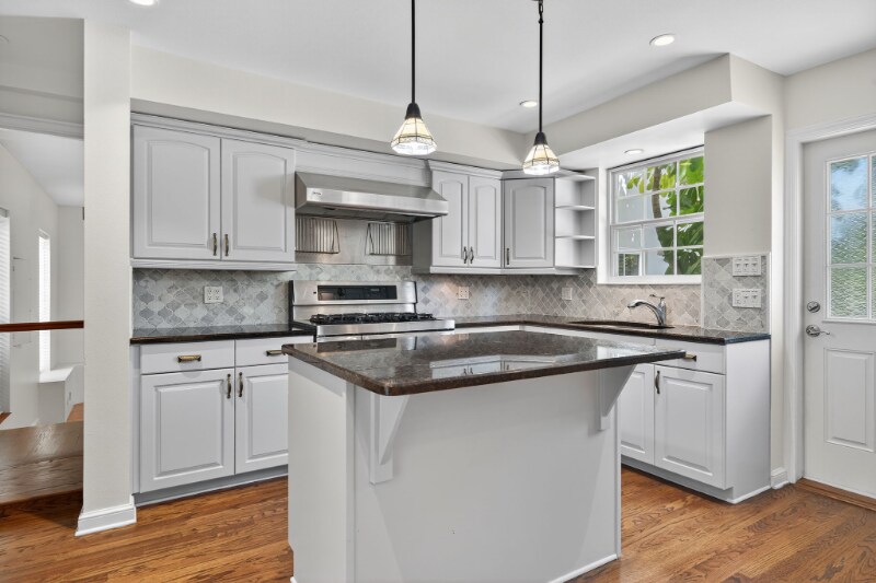 Building Photo - 737 19th Ave N