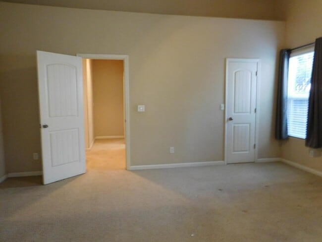 Building Photo - 5189 W Beechwood Ave