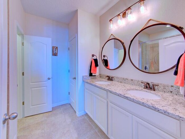 Building Photo - Gorgeous 3 bedroom, 2½ bath, 2 STORY townhome