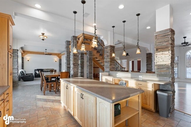 Building Photo - Gorgeous Palmer Home!