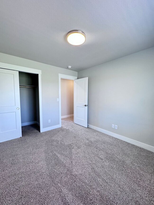 Building Photo - Sage Meadows II Townhomes — Lakeside Livin...