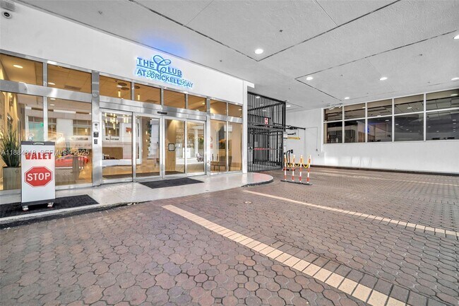 Building Photo - 1200 Brickell Bay Dr