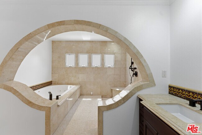 Building Photo - 537 N Poinsettia Pl