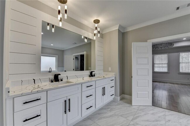 Building Photo - 960 Nours Cir SE