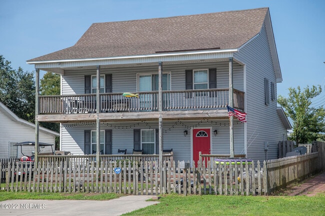 Building Photo - 907 Cedar St