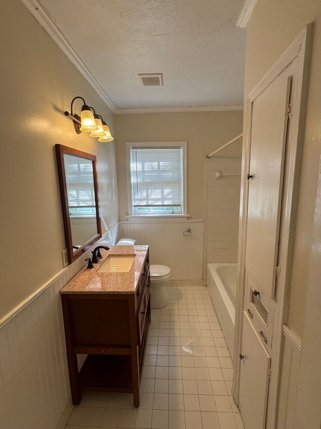 Building Photo - Large Cloverdale Apartment