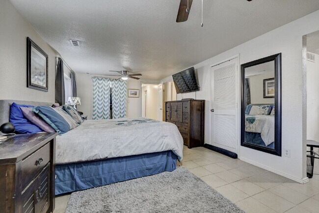 Building Photo - Charming 4-Bed Home with Bonus Room, Fireplace and an Expansive Backyard in Colorado Springs