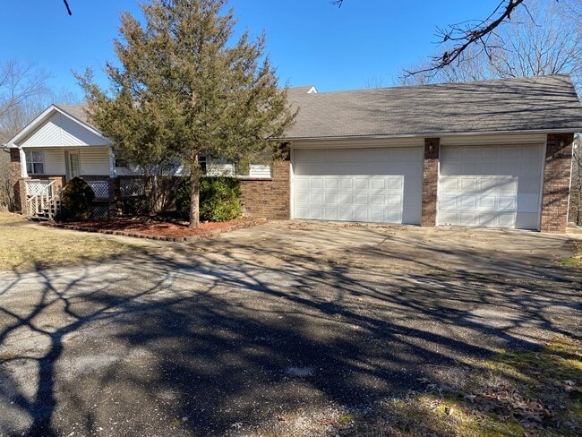 Building Photo - Large 4 Bed /  2 Bath Home