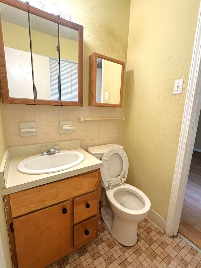 Building Photo - 654 Ynestra Dr