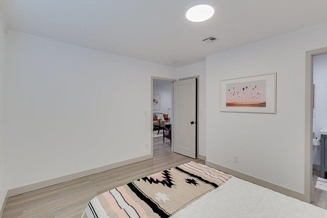 Building Photo - $599 Move in Special - Gorgeous, Open Concept Two Bed Two Bath near Old Town Scottsdale!