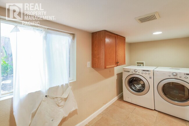 Building Photo - Charming 3-Bedroom Home in Glenview