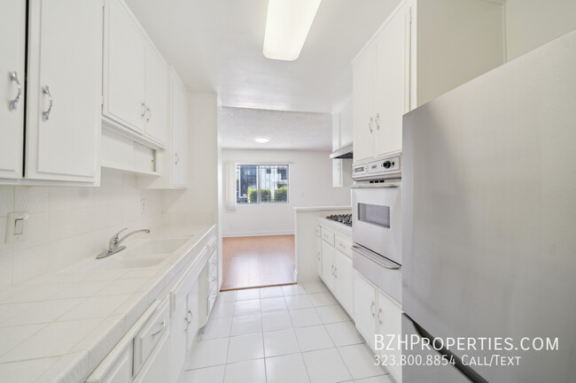 Building Photo - 954 1/2 N Croft Ave-104