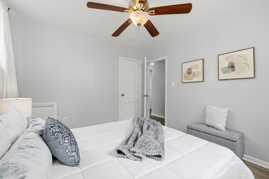 Building Photo - 204 Webster St NE