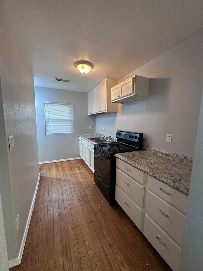 Building Photo - Large Canyon Home