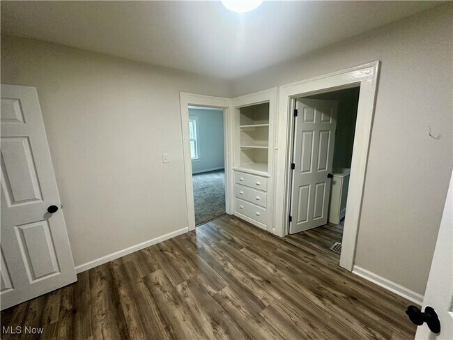 Building Photo - 833 Work Dr