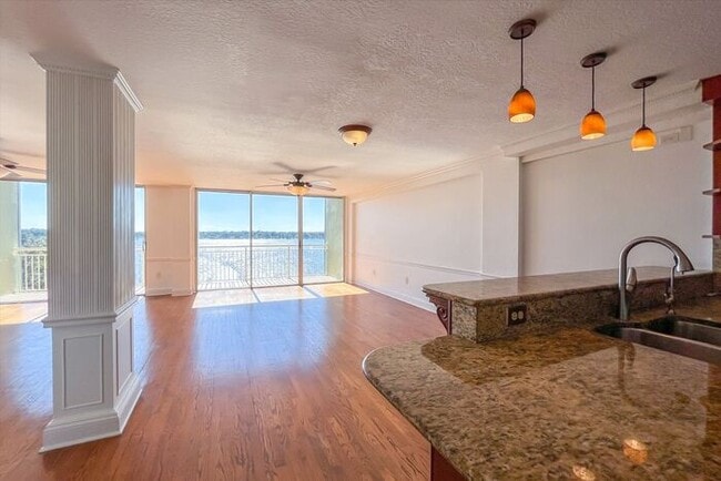 Building Photo - Beautiful Waterfront 3/2.5 Lake Virginia C...
