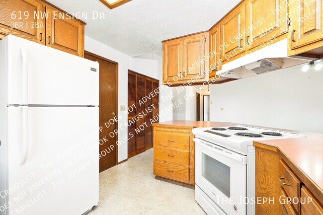 Building Photo - 619 NW Ensign Dr