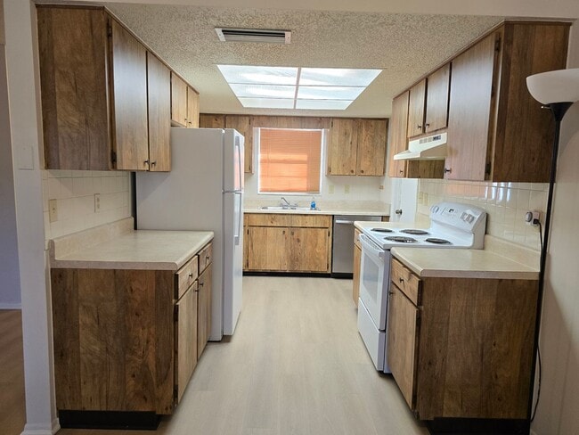 Building Photo - Move-In Ready 3-Bedroom Home Near UTC & Sarasota Airport!