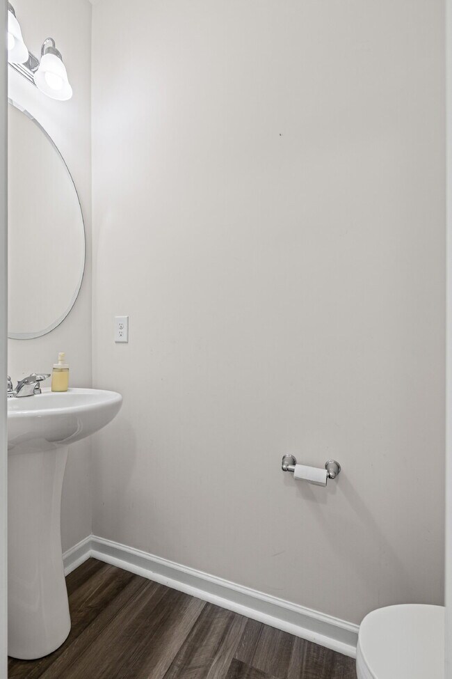 Building Photo - "3-Bed Townhouse Retreat on Elders Story R...