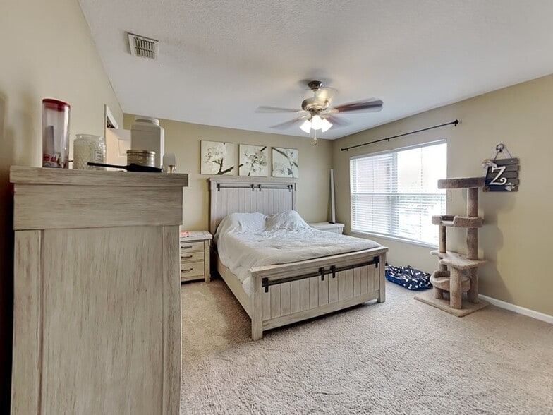 Building Photo - 16583 Cedar Crest Dr