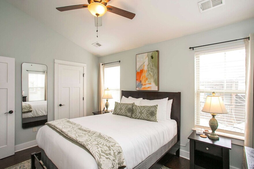 Building Photo - 1106B Stratford Ave