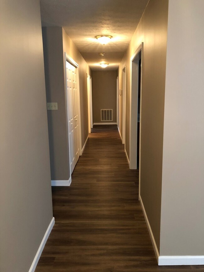 Building Photo - Maryville 37804 - 3 bedroom, 2 Bath Home , 2 car garage - Contact Donna Bailey (865) 389-6590