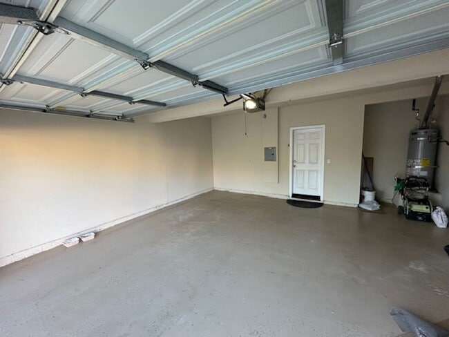 Building Photo - Spacious 4-Bedroom, 2.5-Bathroom Home, Fre...