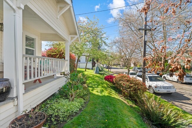 Building Photo - 840 N Farragut St