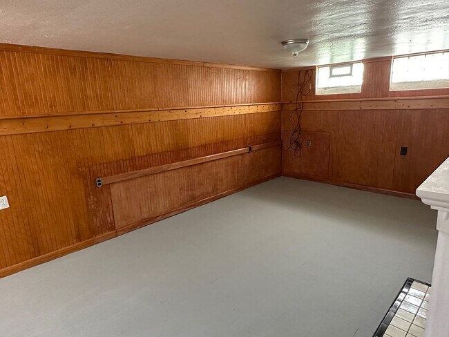Building Photo - Gorgeous 3 bd, 2 bath South Euclid Home Awaits!