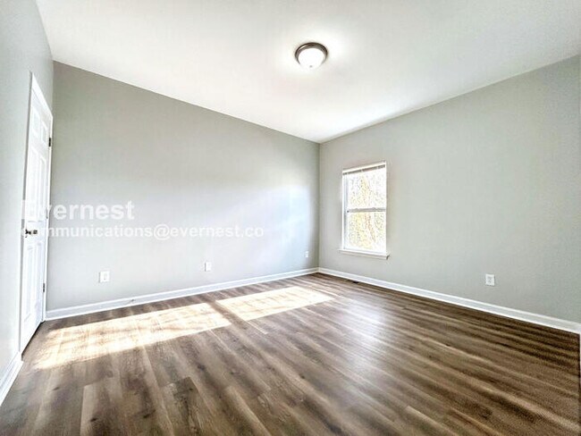 Building Photo - Fast-Track Savings /6 Bed, 3 Bath Home with Fenced Yard & Off-Street Parking / Pet-Friendly / Ava...