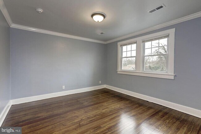Building Photo - 811 Thayer Ave