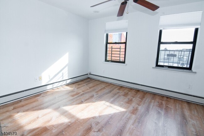 Building Photo - 220 E Broad St