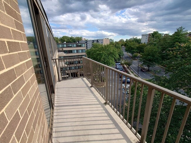 Building Photo - 600 Roosevelt Blvd