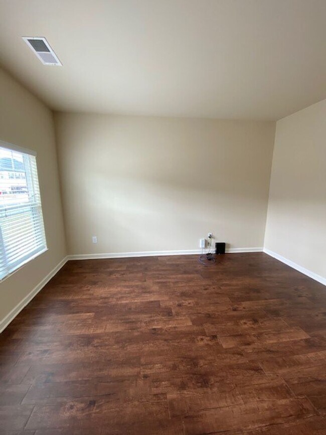 Building Photo - 4702 Southwind Rd