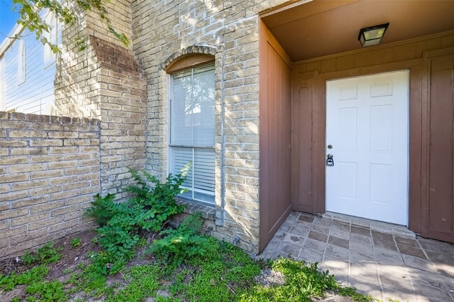 Building Photo - 8646 Maplecrest Dr