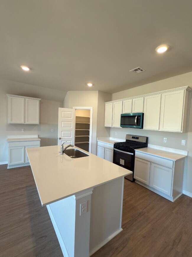 Building Photo - 2924 Firefly Dr