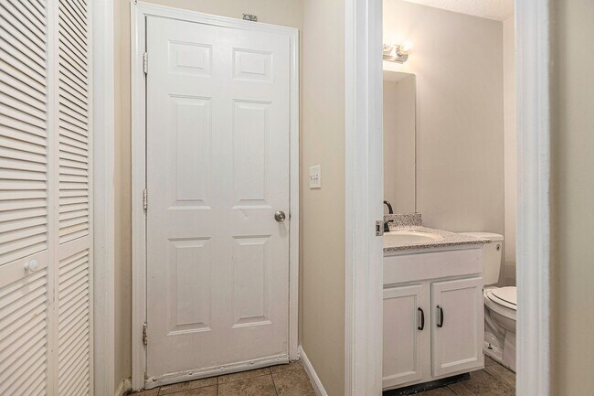 Building Photo - 3 bdrm  2.5 bath in Stone Mountain