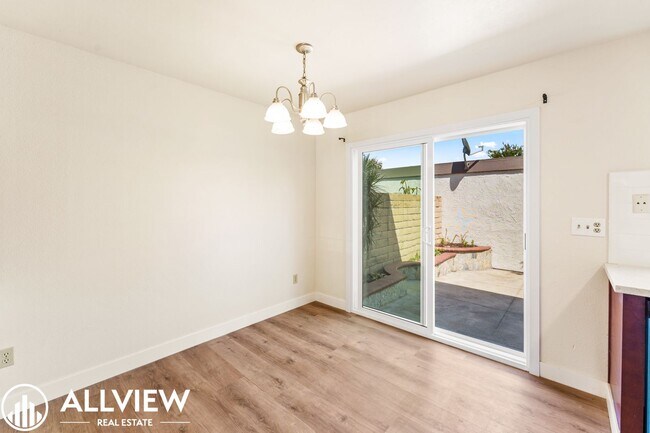 Building Photo - Charming 3-Bedroom, 1.5-Bath Townhouse in ...