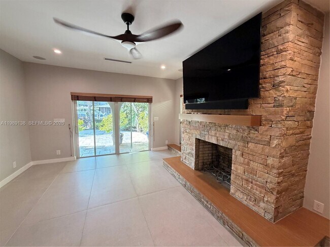 Building Photo - 3200 NE 165th St