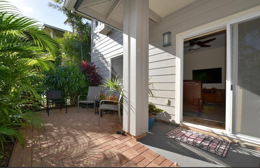 Patio with exit to Polohina Lane - 37 Polohina Ln