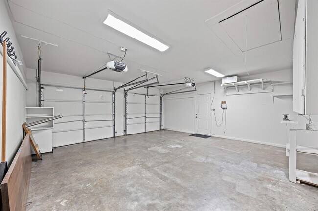 Building Photo - 7103 Mesa Dr