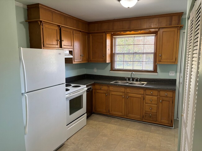 Kitchen - 58 Brookwood Ter