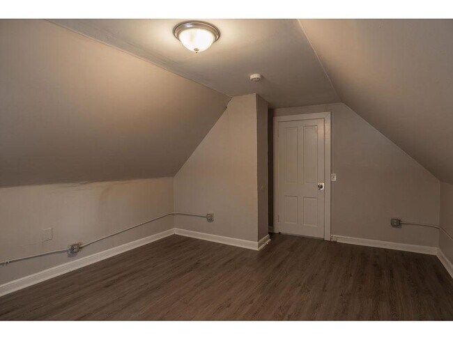 Building Photo - 1220 Burr St N