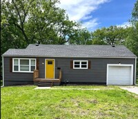 Building Photo - Cute 2 Bed, 1 Bath Home in Raytown – Updat...