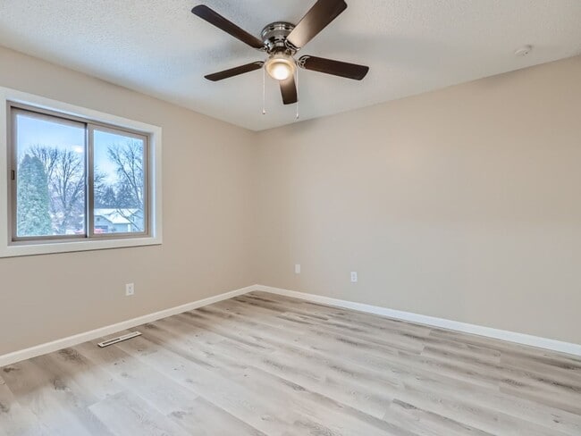 Building Photo - Blaine 4 Bedroom Townhome